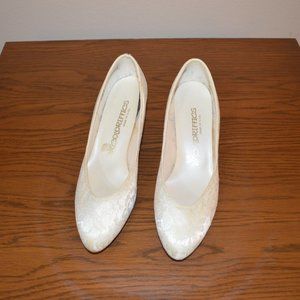 Coloriffics USA White Floral Lace on Shine Faux Leather Heels 2" Shoes 75M